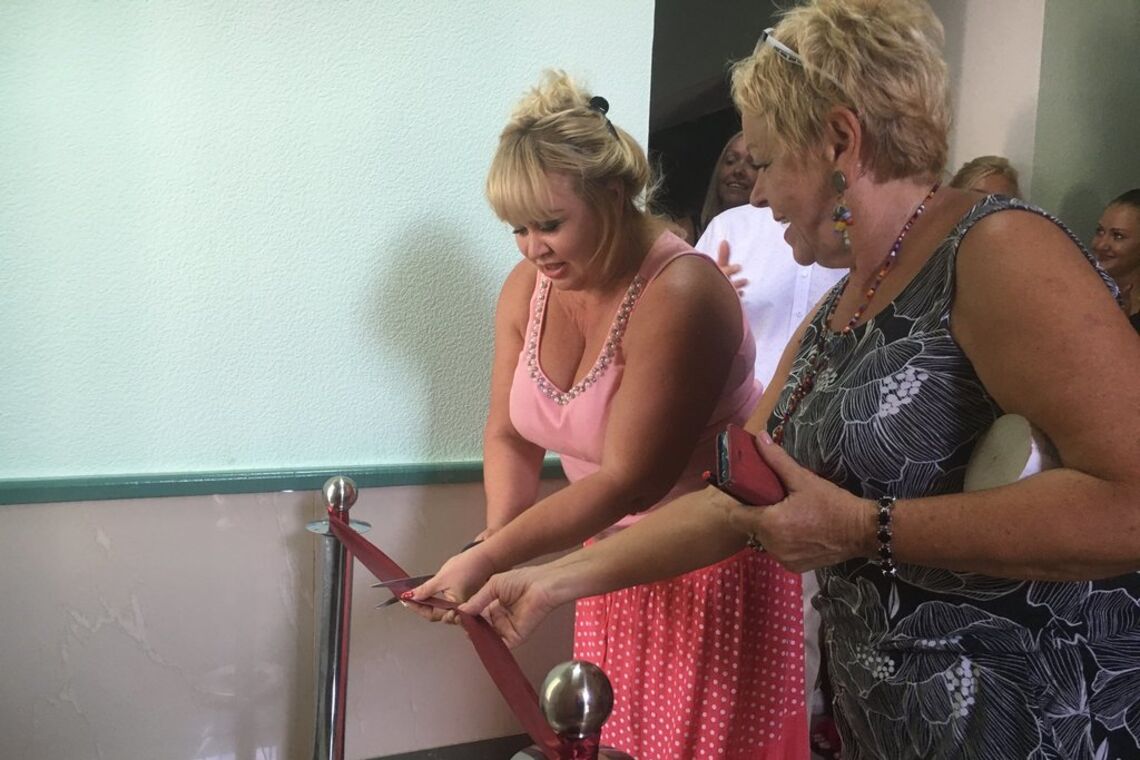 Бракує фуршету: в мережі підняли на сміх фото урочистого відкриття туалету в місті України