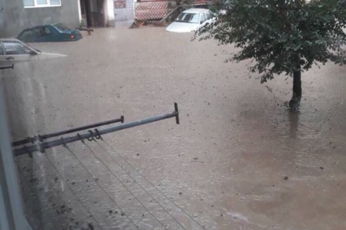 Ще одне місто України затопило: опубліковано фото і відео