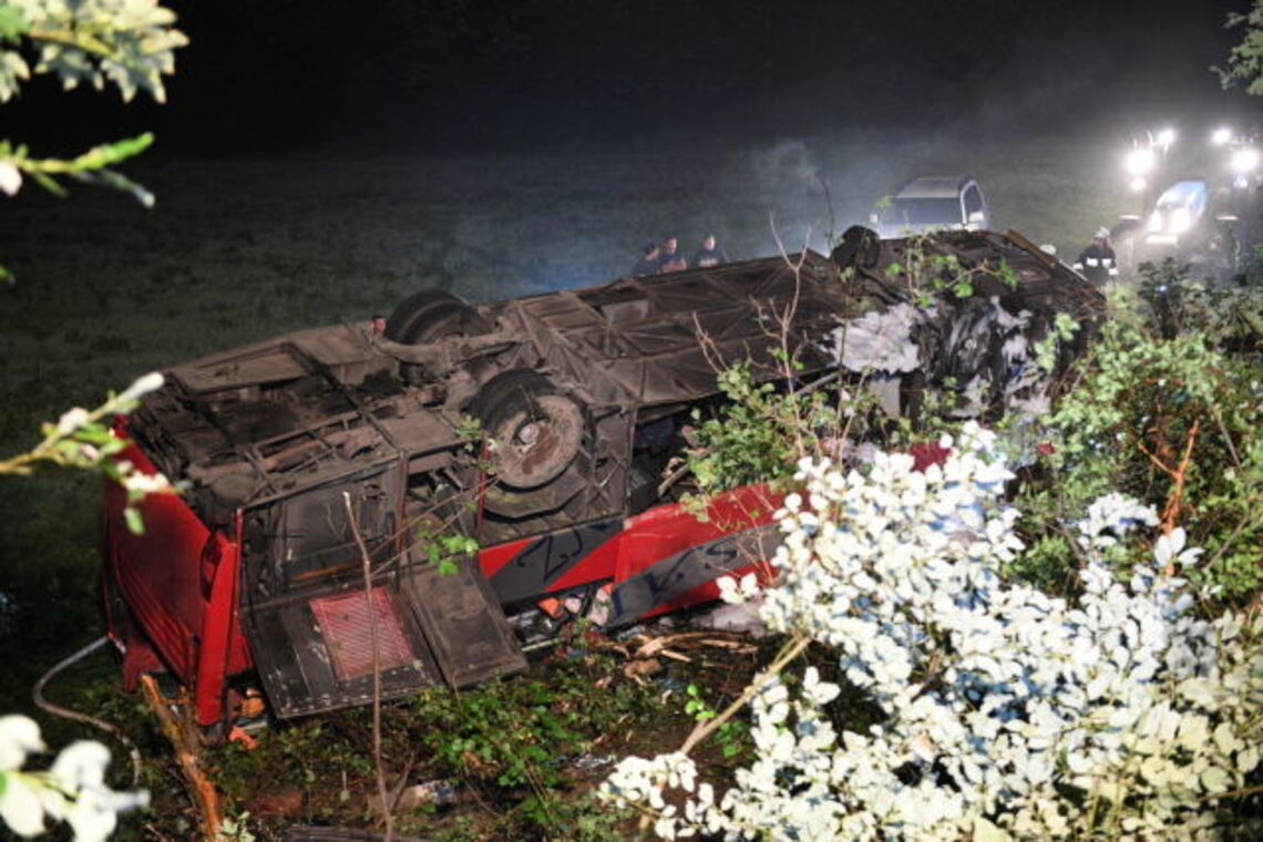 У Польщі автобус з українцями потрапив у смертельну ДТП: фото з місця аварії