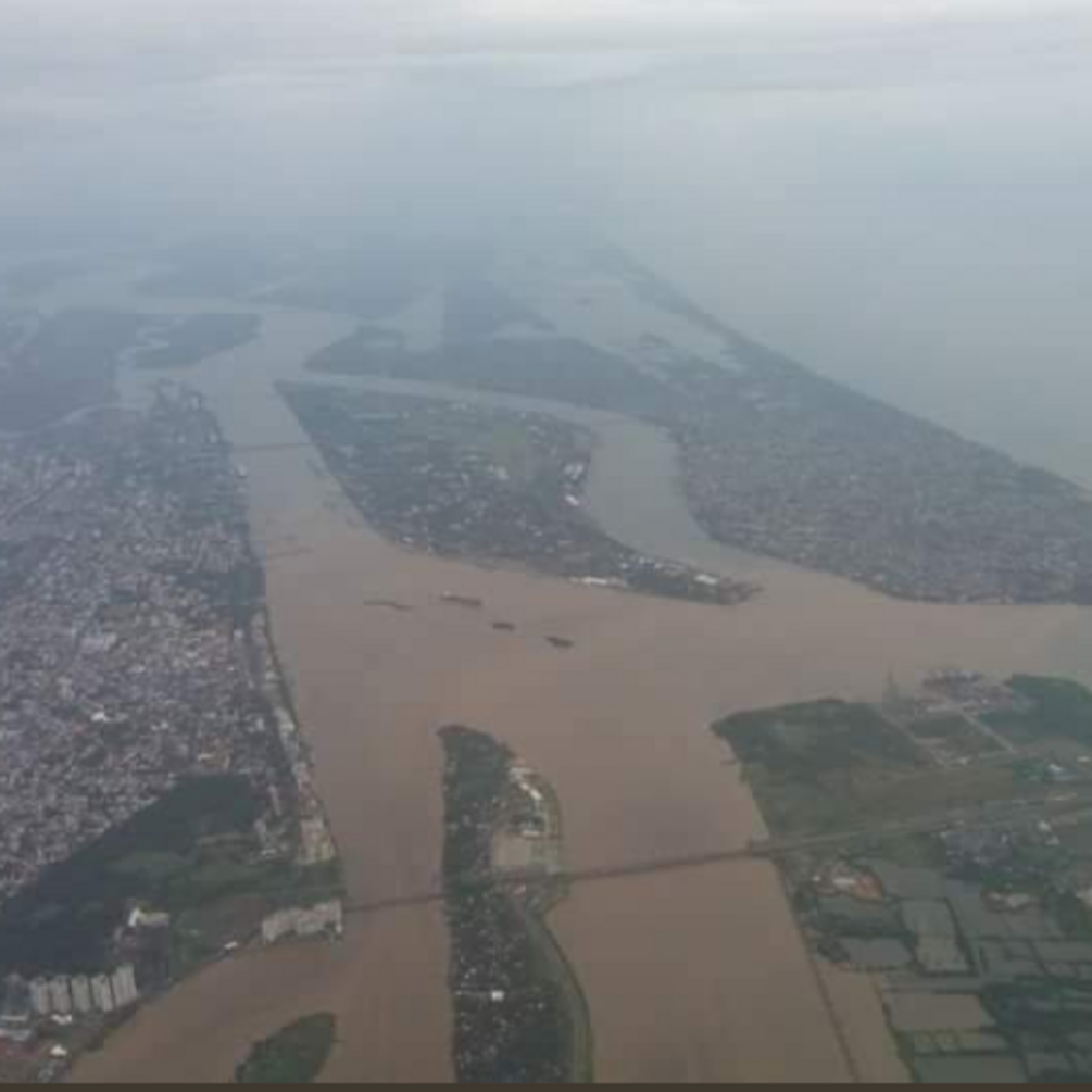 Сотні людей загинули через масштабну повінь в Індії: відео потопу з повітря