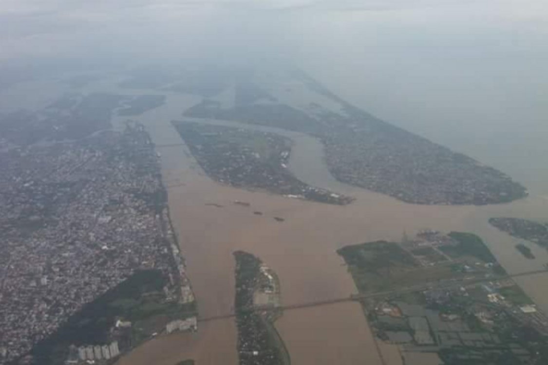 Сотні людей загинули через масштабну повінь в Індії: відео потопу з повітря