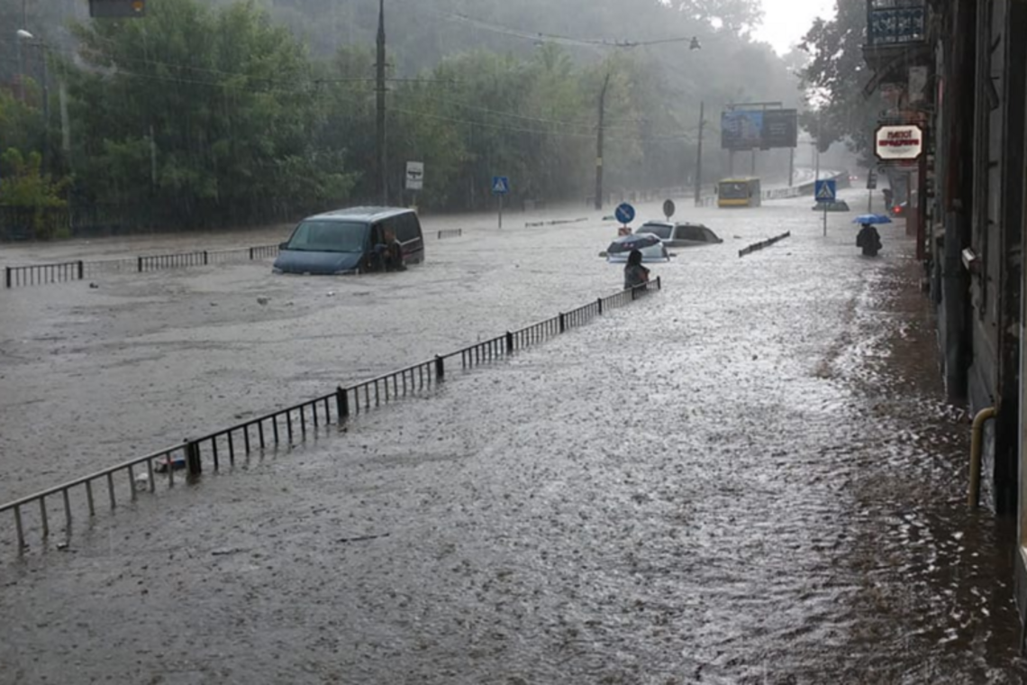 Людей виносили на руках: нові вражаючі відео потопу у Львові