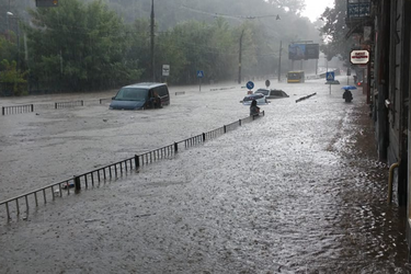 Людей выносили на руках: новые впечатляющие видео потопа во Львове