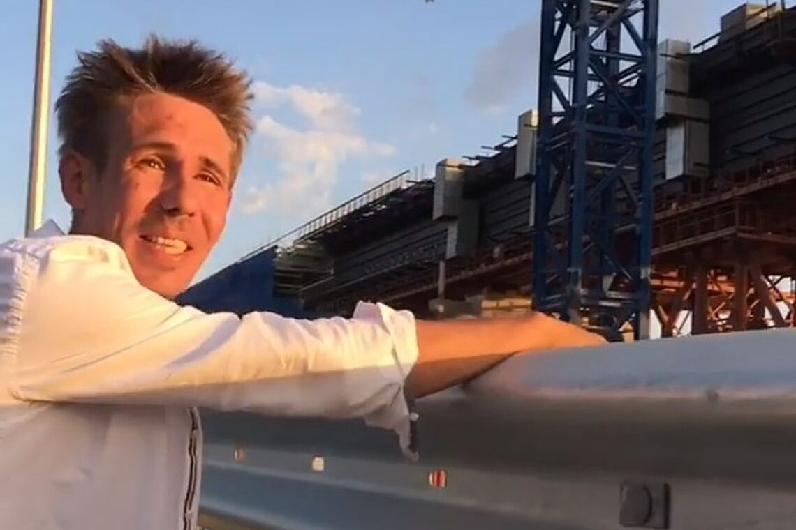 Скандальний російський актор жорстко потроллив Путіна прямо на Кримському мосту: відео