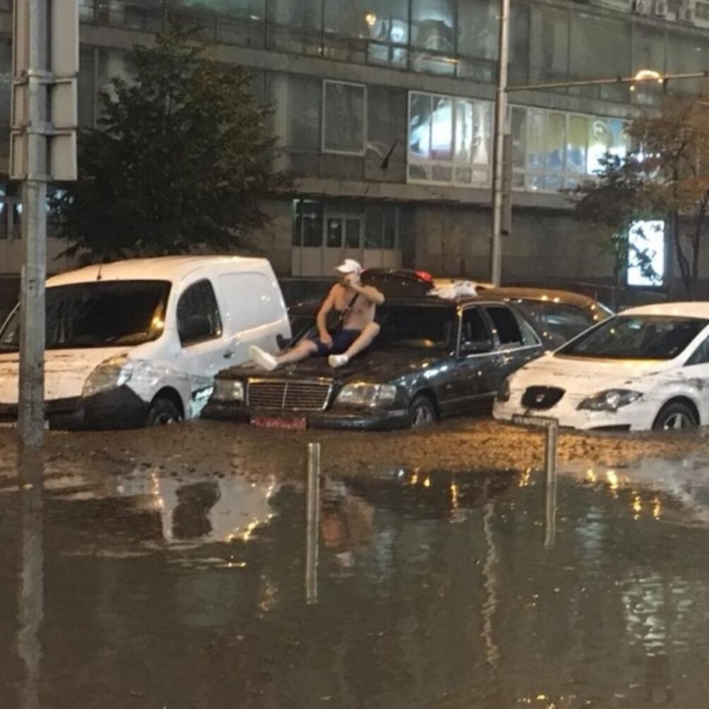'Тонули' машины и люди: в сети показали фото и видео 'адского' потопа в Киеве