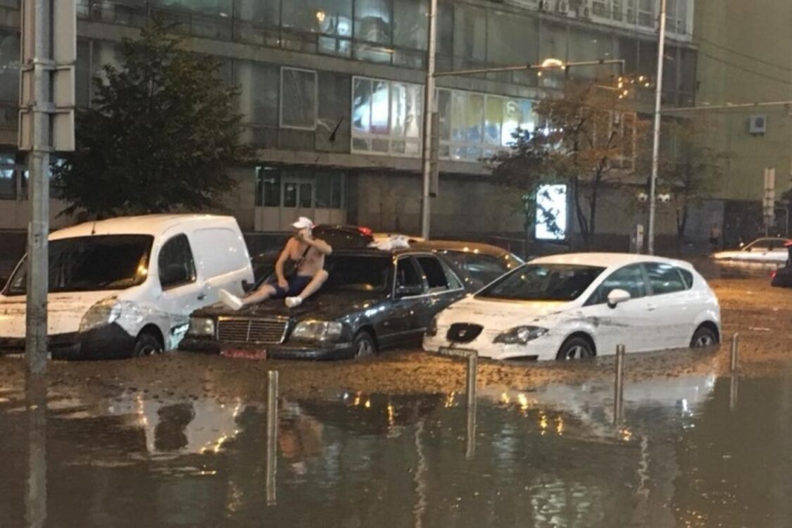 'Тонули' машини і люди: в мережі показали фото і відео 'пекельного' потопу в Києві