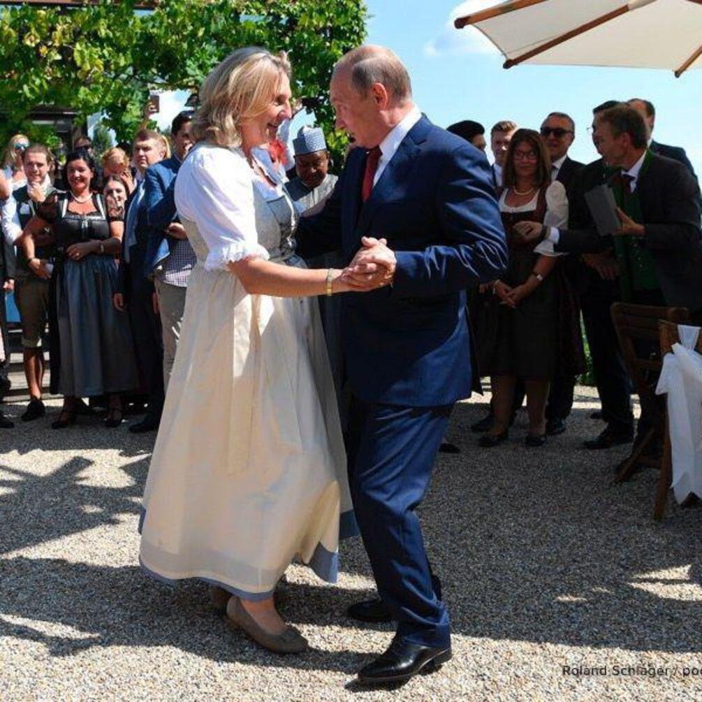 Бенкет під час чуми: росіяни 'накинулися' на Путіна через весільні танці в Австрії, фото і відео