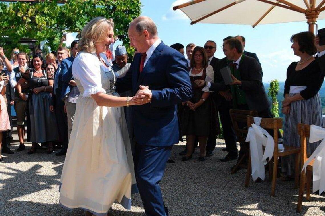 Пир во время чумы: россияне 'набросились' на Путина из-за свадебных танцев в Австрии, фото и видео