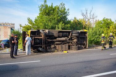 Заснув за кермом: в ДТП під Дніпром постраждало багато людей, фото з місця