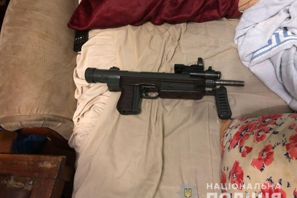 Автомат, пістолети і сотні патронів: з'явилися фото арсеналу зброї харківського стрілка