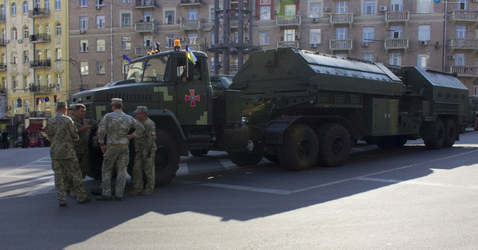 На репетиції параду в Києві показали новітню зброю української армії: яскраві фото та відео