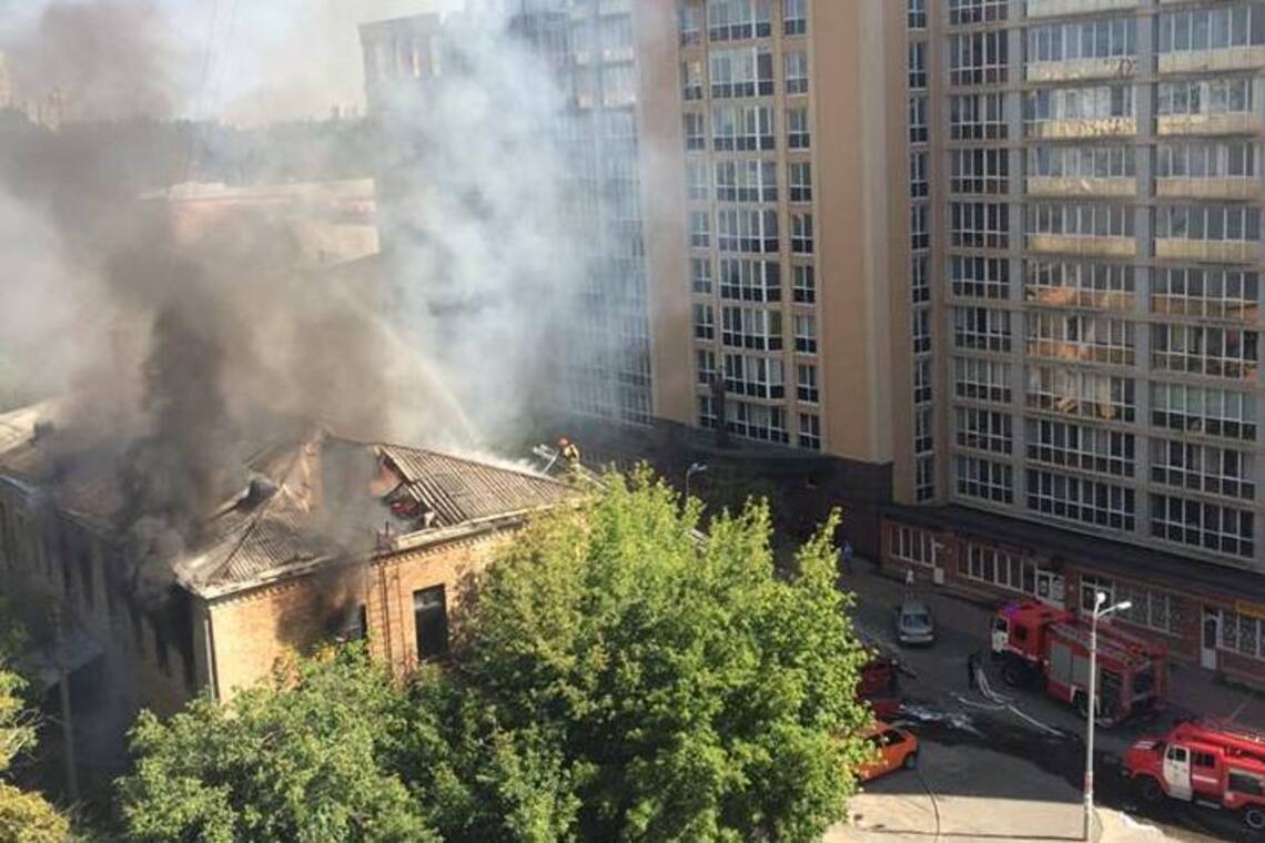 Скоро будет новая высотка: появились фото и видео мощного пожара в Киеве