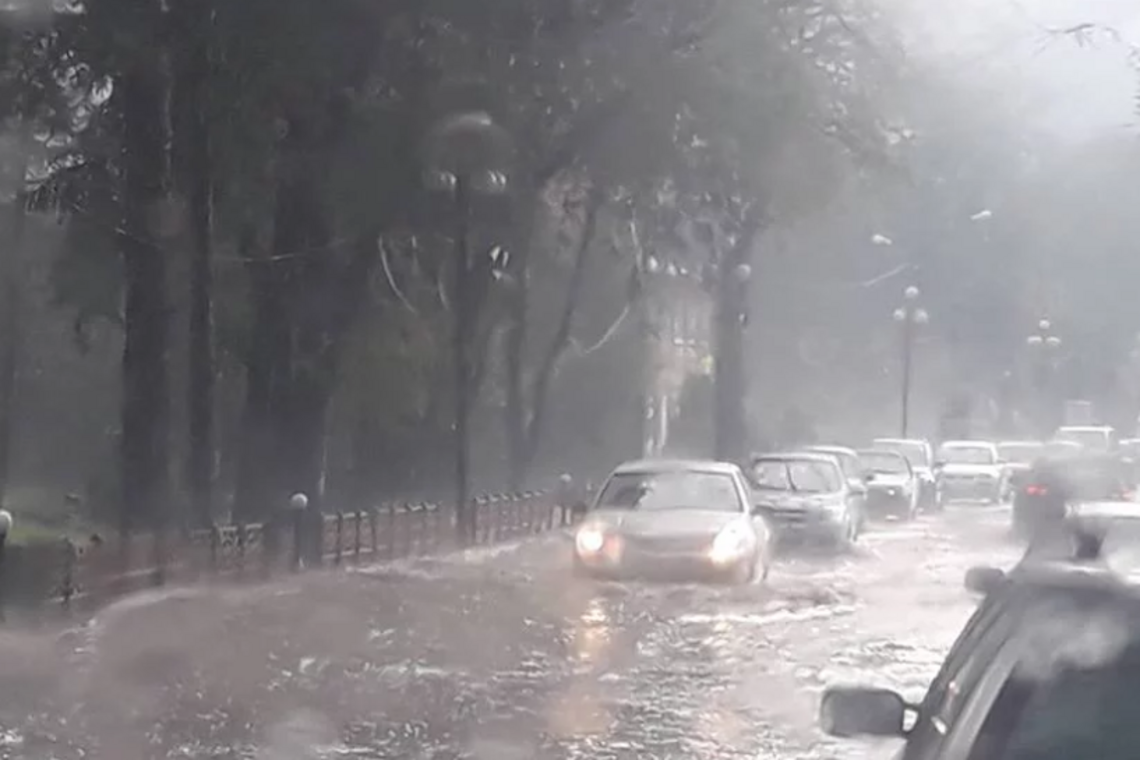На Западе Украины прошли ливни и град: опубликованы фото потопа
