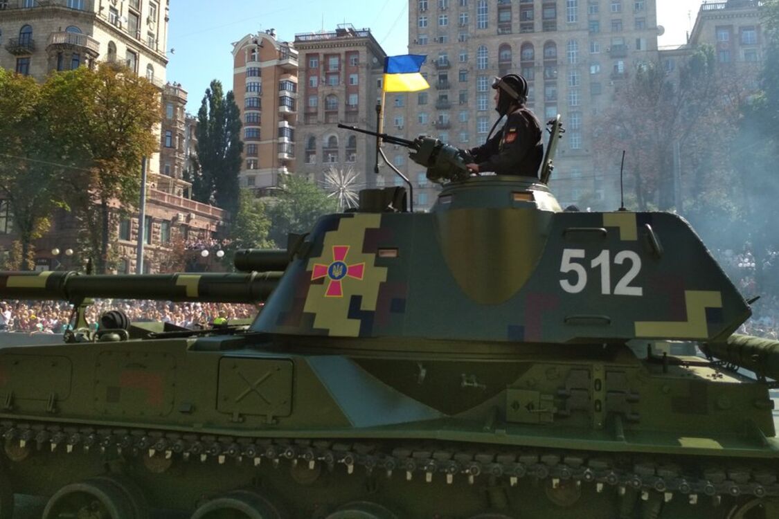 Танки в центрі Києва: ексклюзивні фото та відео з параду на День Незалежності