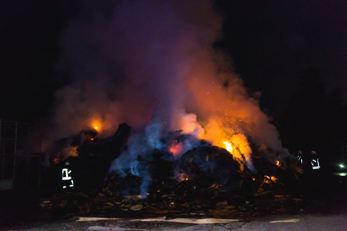 Весь город окутало дымом: появились фото и видео мощного пожара под Киевом