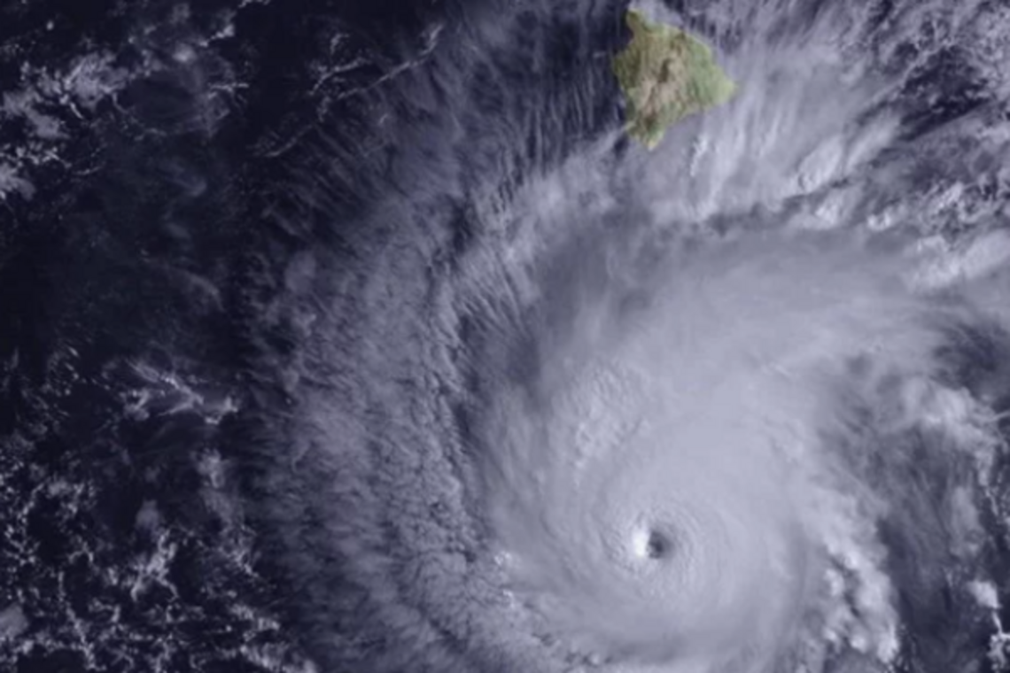 Гавайи накрыло мощнейшим ураганом: опубликованы видео стихии