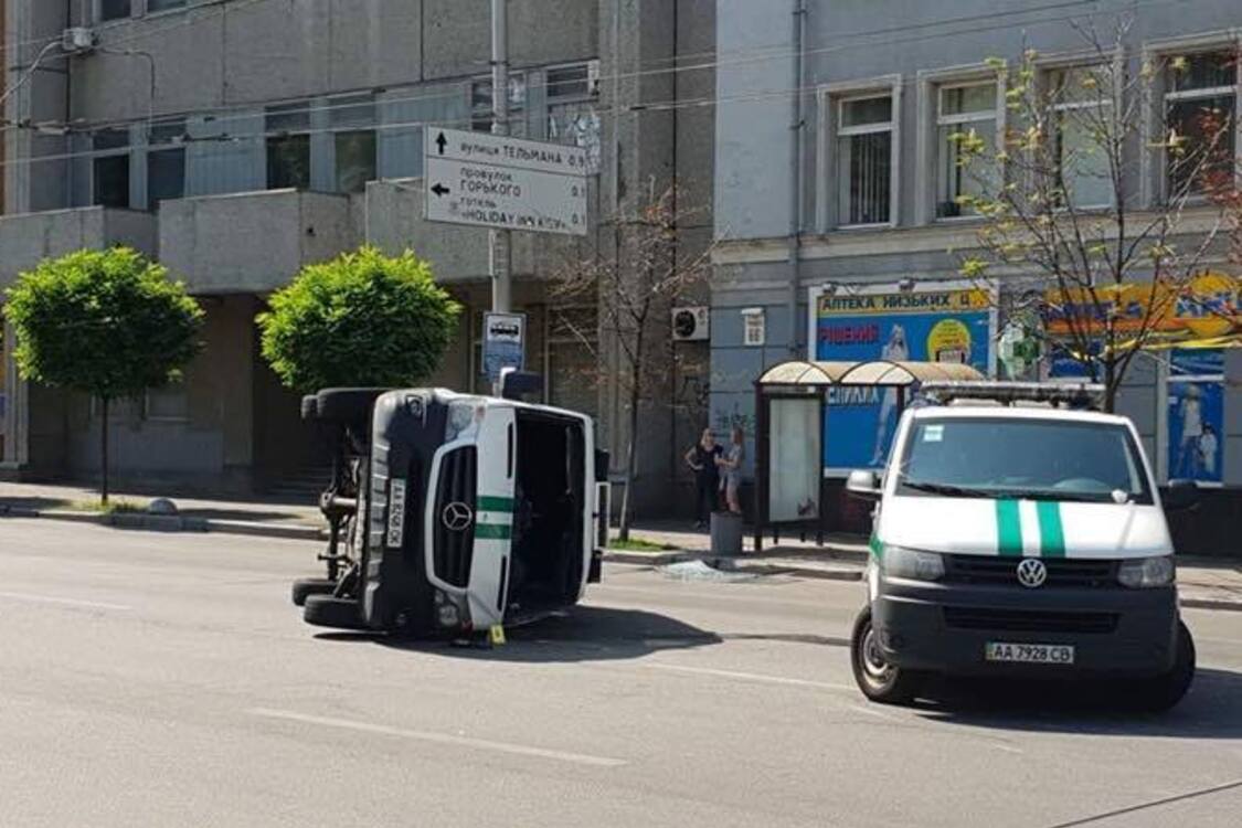 У центрі Києва інкасаторська машина потрапила в ДТП з переворотом: опубліковано фото і відео