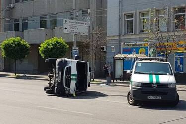 В центре Киева инкассаторская машина попала в ДТП с переворотом: опубликованы фото и видео