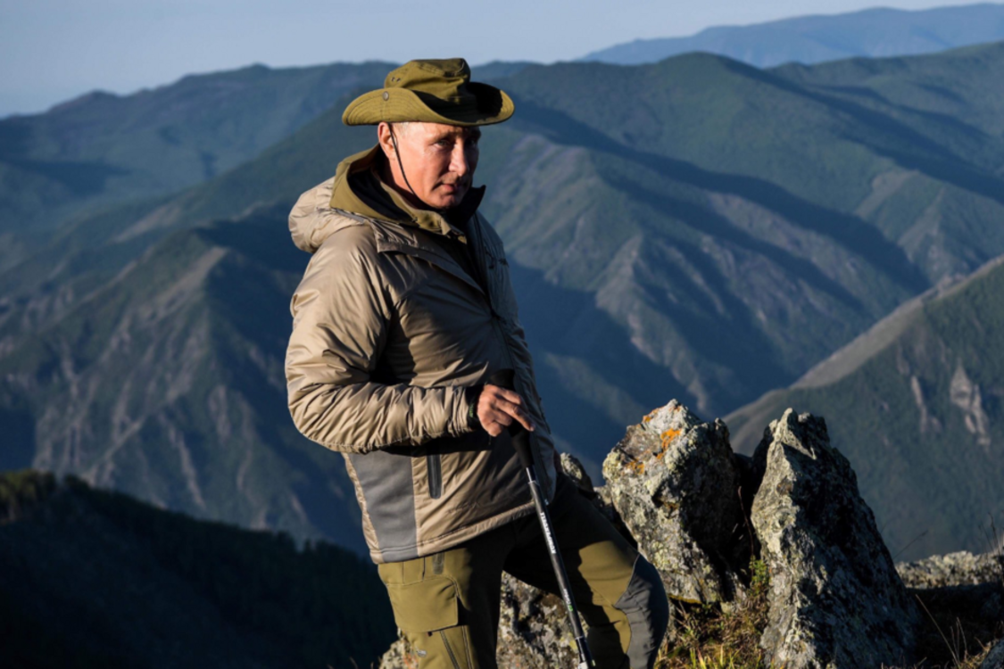 Путин ушел в лес и рвал там кусты: в сети смеются над фото