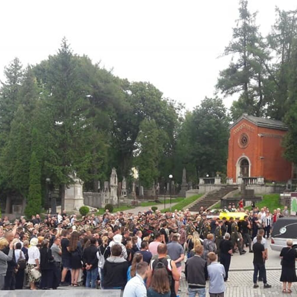 На похоронах военного во Львове произошла серьезная драка: фото и видео