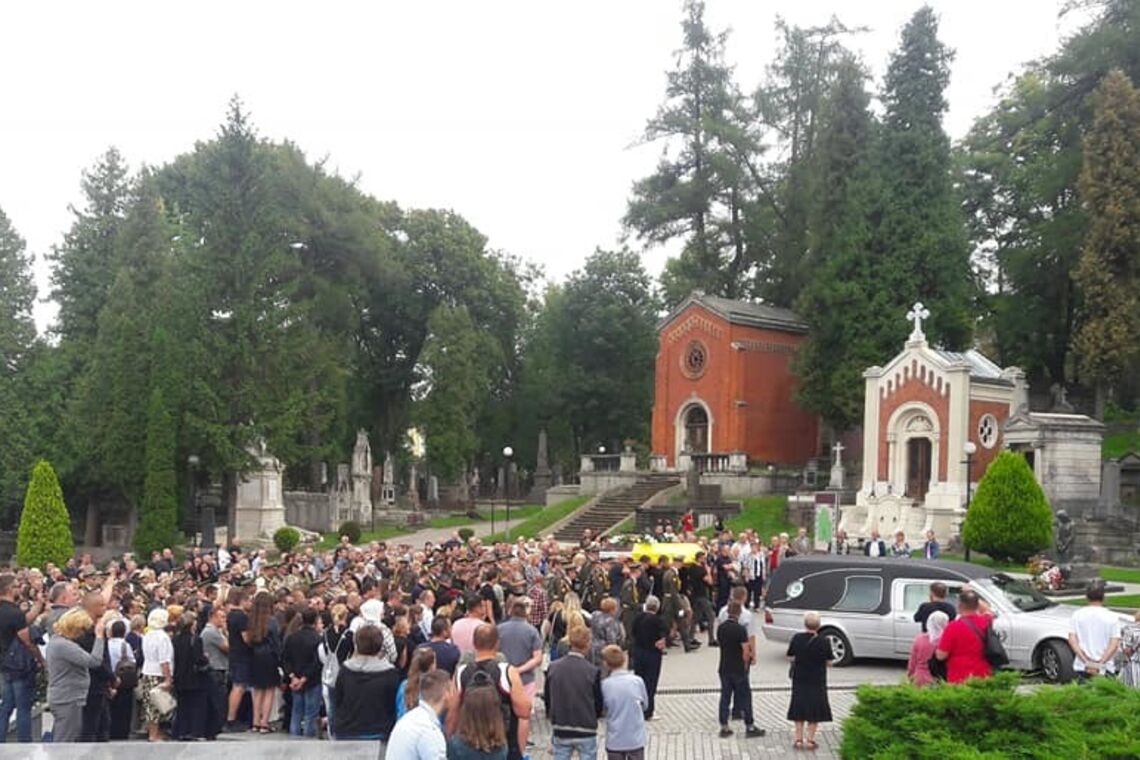На похоронах военного во Львове произошла серьезная драка: фото и видео