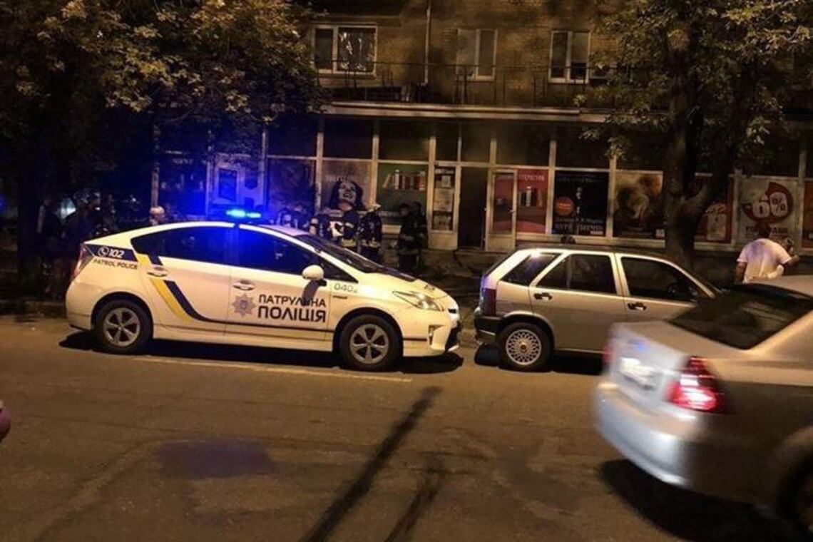 В Киеве подожгли магазин с продавцом внутри: фото и детали инцидента