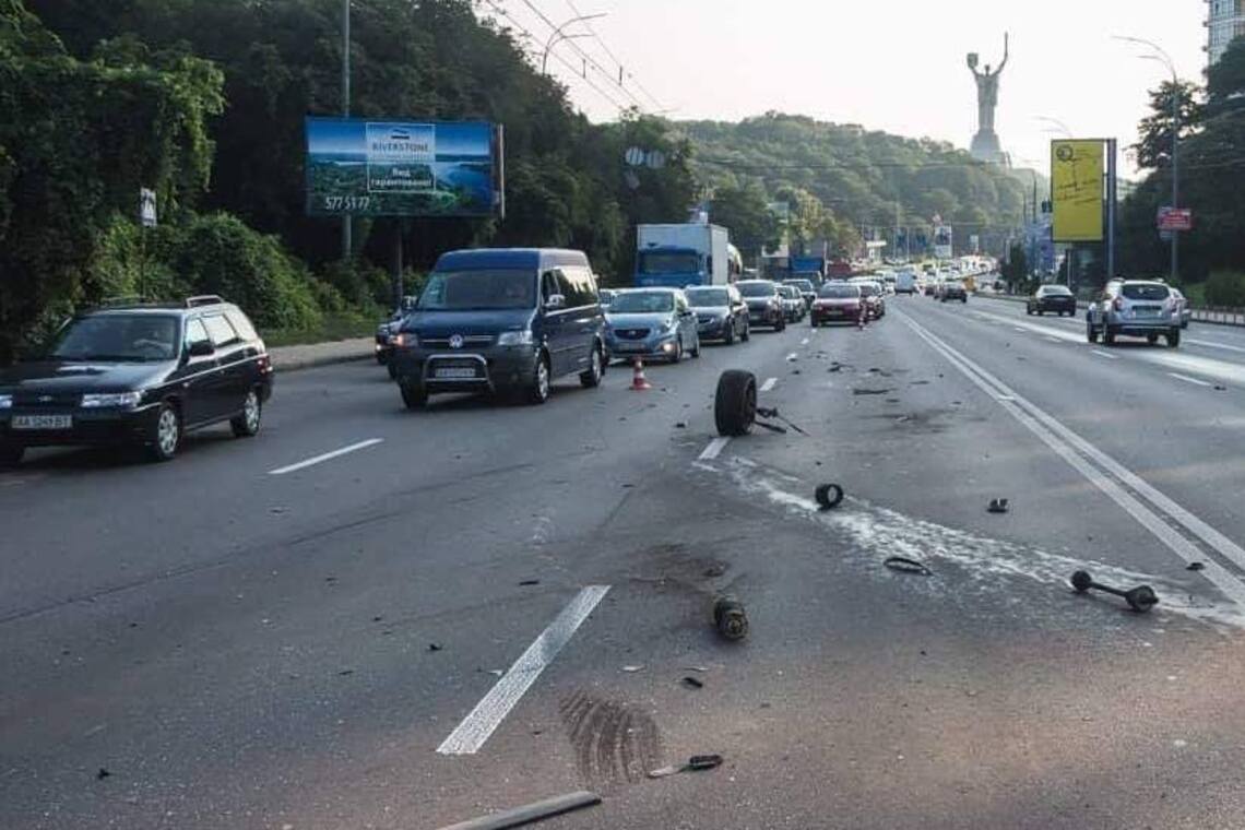 Машини розкидало по дорозі: в центрі Києва сталася страшна ДТП, фото і відео