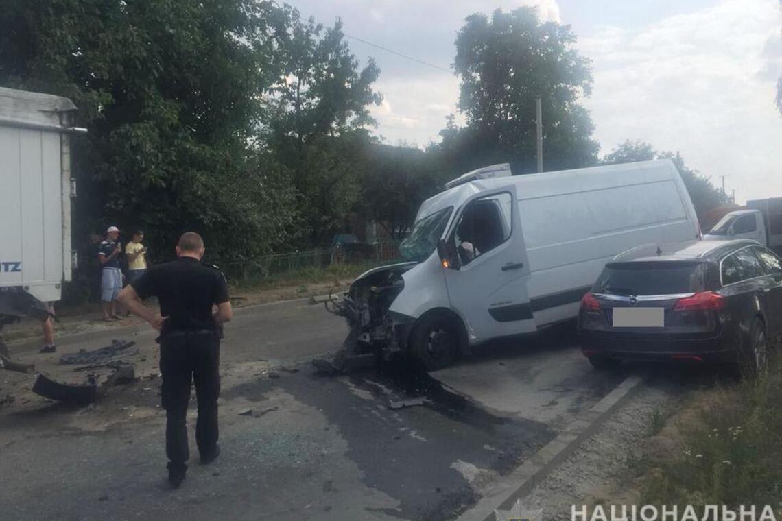 Столкнулись четыре авто: появились фото с места масштабного ДТП под Ровно
