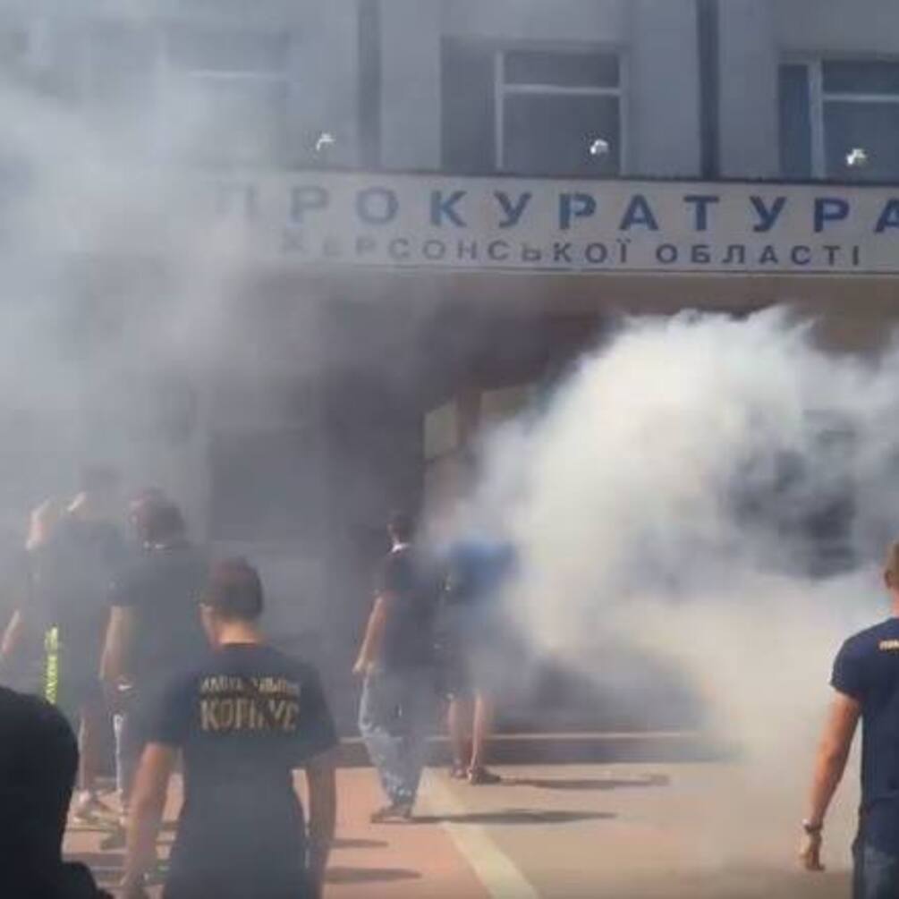 У Херсоні протестувальники з вогнем і димом увірвалися в прокуратуру: опубліковано фото і відео