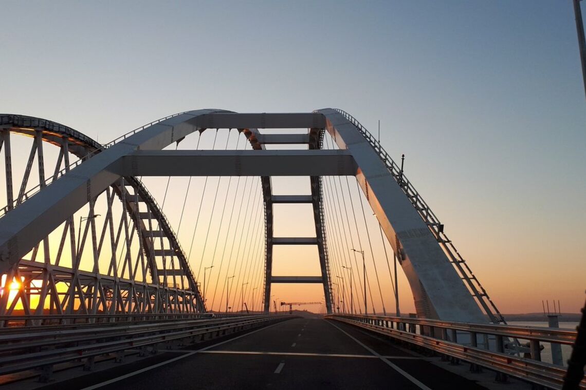 У мережі підняли на сміх нові фото путінського моста в Крим
