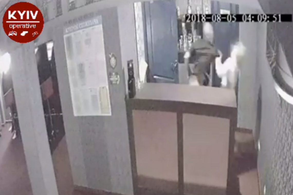 В Киеве дерзкий грабитель попал на видео: шокирующие кадры