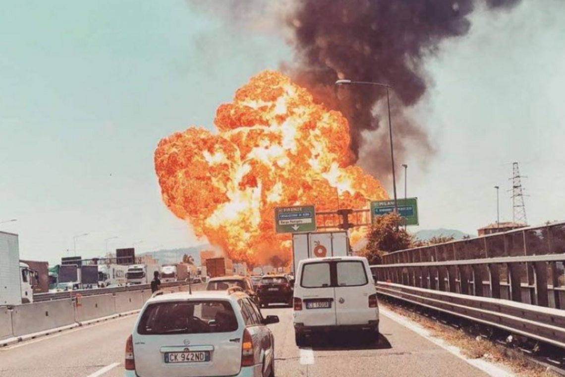 Зруйнований міст і пекельна воронка: з'явилися моторошні відео з місця вибуху в Італії