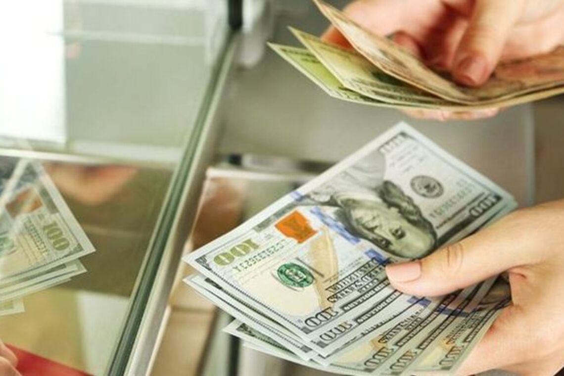 Заробітчани стали привозити в Україну більше грошей: названо вражаючу суму
