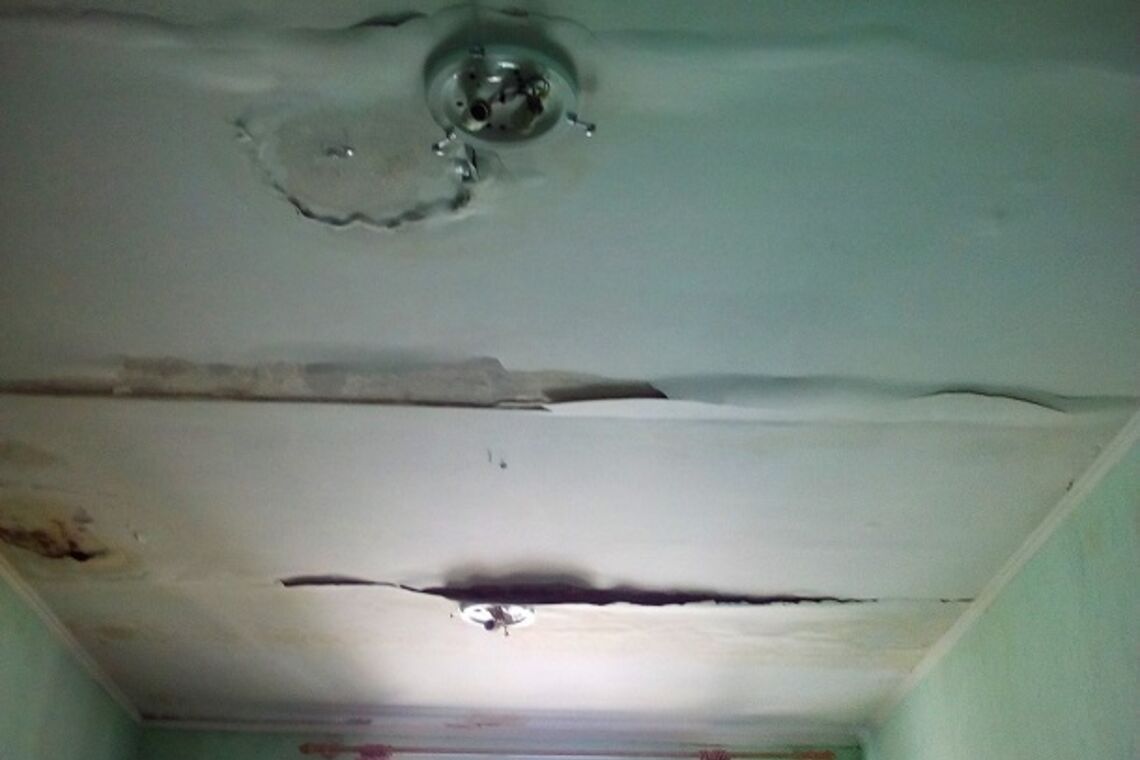 Дірку в даху триколором накрийте: в мережі показали страшні фото лікарні в Криму