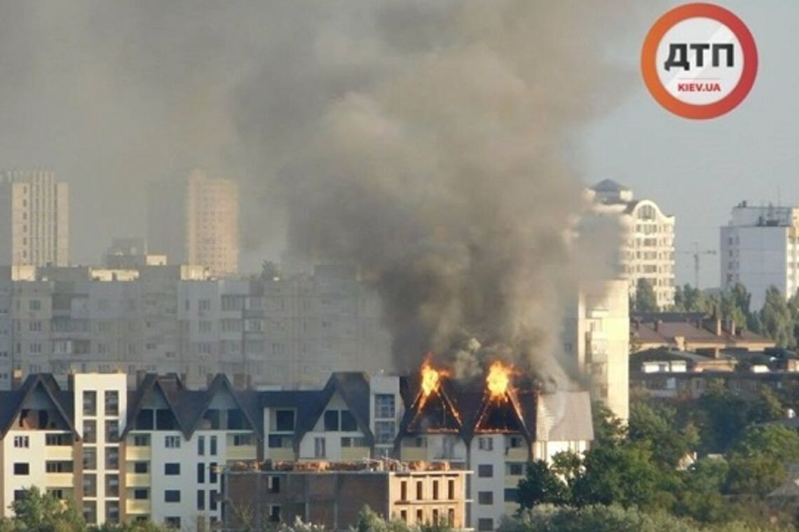 У Києві спалахнула потужна пожежа в багатоповерховому будинку: фото з місця НП