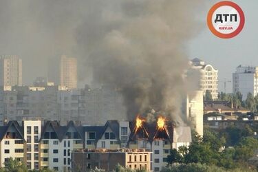 В Киеве вспыхнул мощный пожар в многоэтажном доме: фото с места ЧП