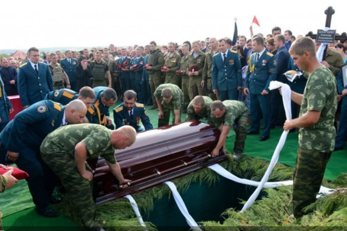 Теперь с 'Гиви' и 'Моторолой': опубликованы фото похорон Захарченко
