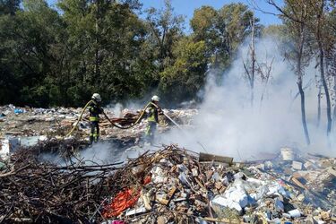 В Киеве весь день горят свалки: фото и видео мощных пожаров