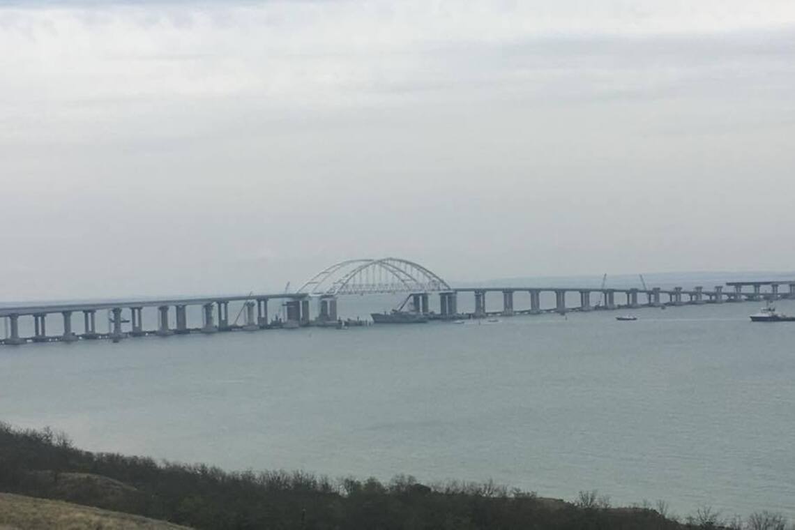 Прохід суден 'Донбас' і 'Корець' під Кримським мостом: в мережі показали, як злякалася Росія