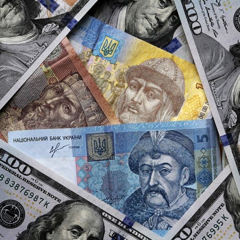 Доллар и евро в Украине заметно подешевели за выходные