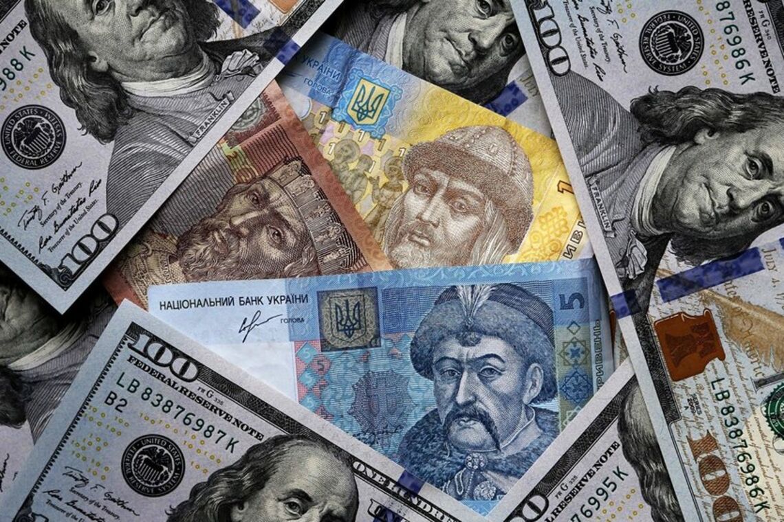 Долар і євро в Україні помітно подешевшали за вихідні