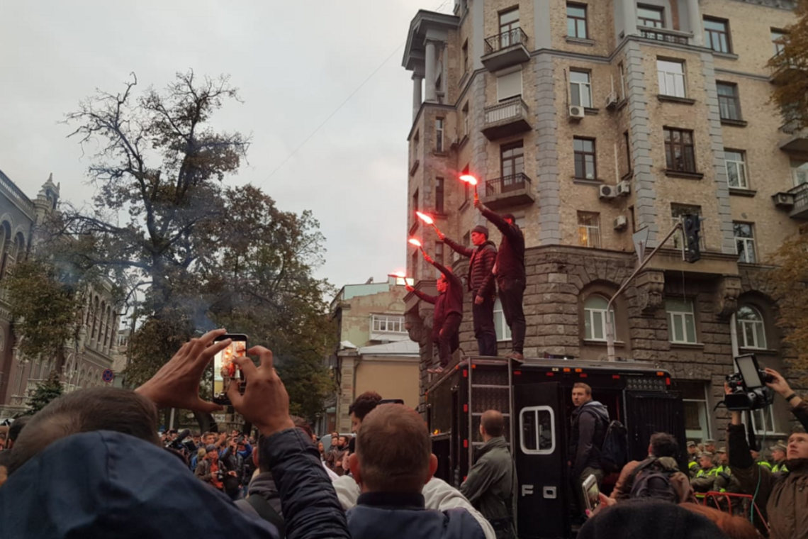 На Банковой в Киеве проходит акция протеста: фото, видео и детали