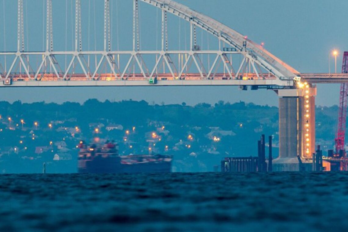 'Украинский' проход под Крымским мостом: Арестович назвал три новости