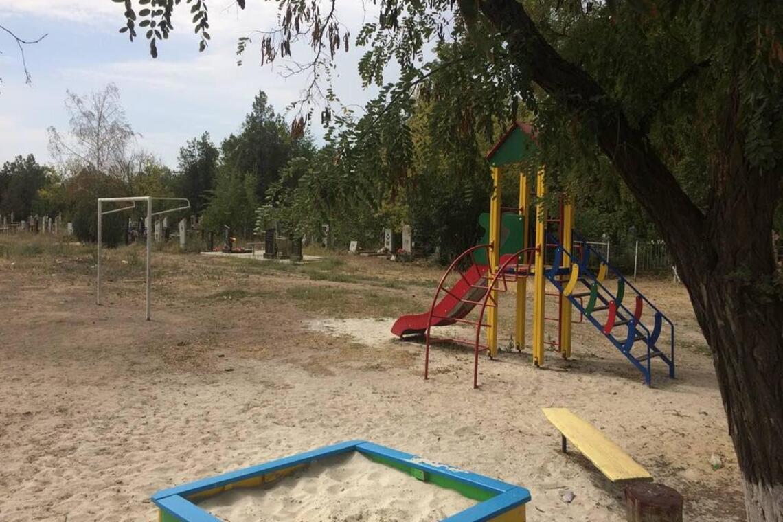 Поздравили с Днем знаний: появились жуткие фото детской площадки на кладбище под Запорожьем