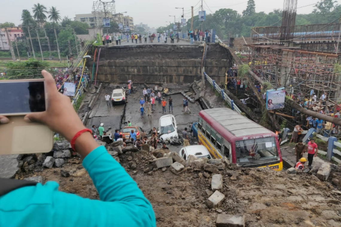 Багато загиблих і поранених: опубліковано фото і відо наслідків обвалу моста в Індії