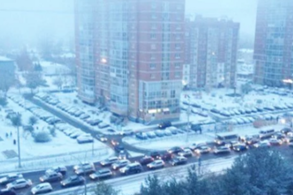 Росію раптово засипало снігом: яскраві відео