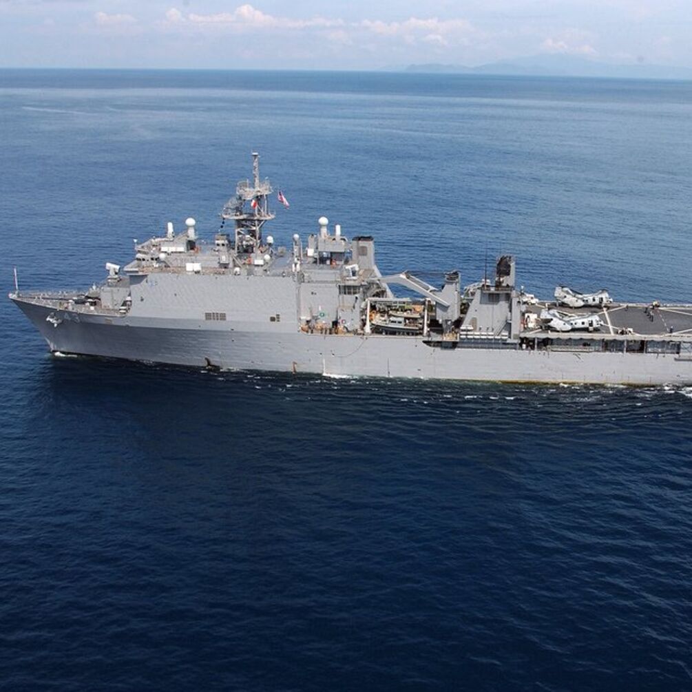 Десантный корабль США вошел в Черное море: генерал Романенко пояснил причину