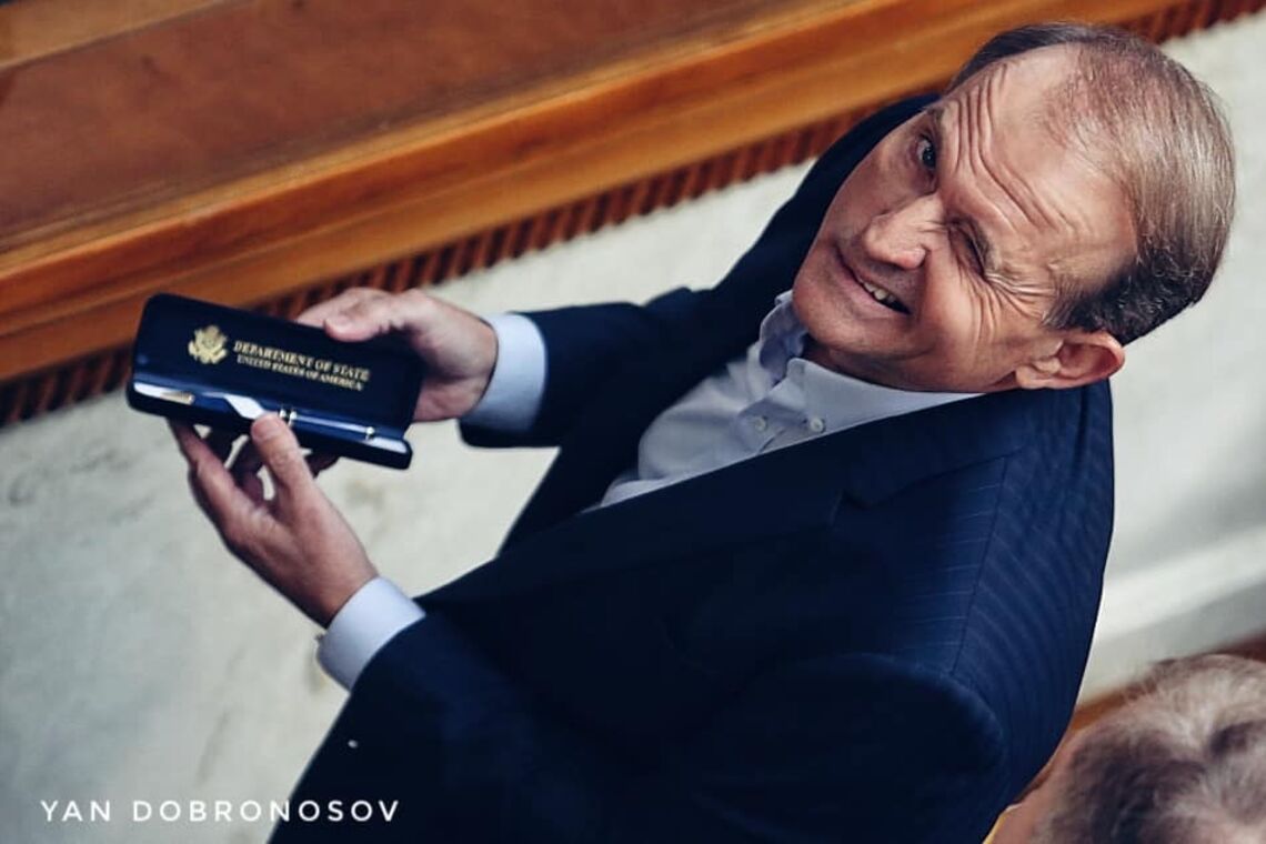 Фото Медведчука з ручкою від Держдепу назвали геніальним