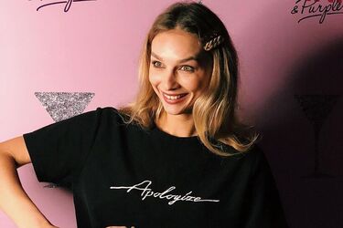 'Чей это каблук, телки?' На пьяную звезду 'Женского квартала' кто-то наступил и травмировал