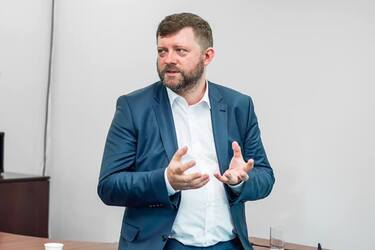 Хто такий Олександр Корнієнко і як він насмішив з 'сексі'-партією 'Слуга народу'